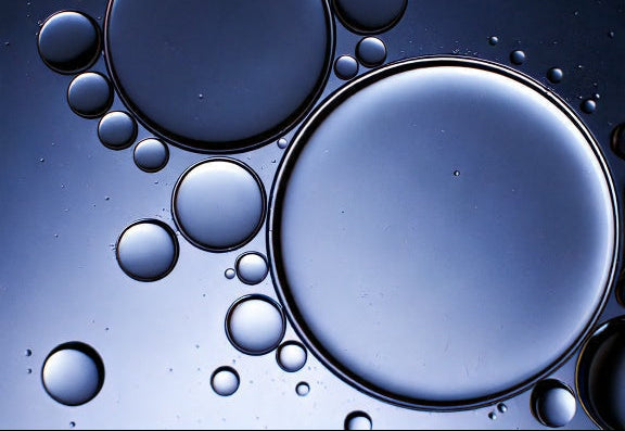 Firefly Plusieurs bulles de tailles variees flottent sur un fond bleu gris